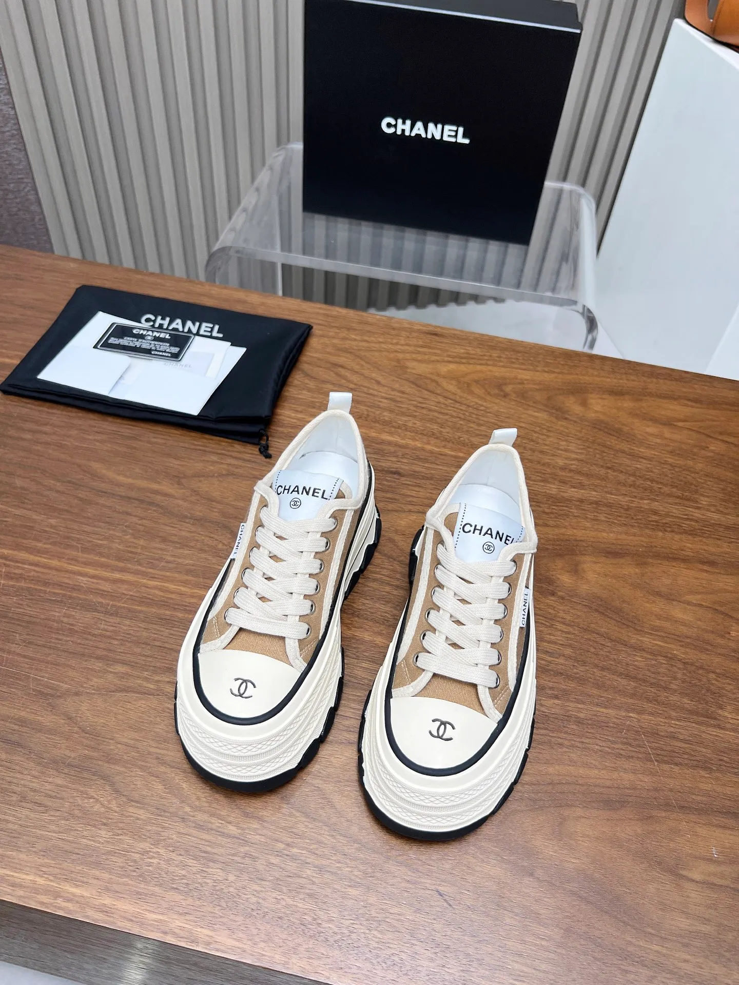 👟👟Ex-factory price 460👟👟 Top version, original quality! ! ! Chanel Chanel - 2025 biscuit shoes, the top casual sports shoes in the counter. This classic design; the style of the upper is made of various craftsmanship; the outsole is fashionable and sporty; the unusual inclusion of a variety of color matching elements... The diversified mix and match is very beautiful and versatile, casual, fashionable, sports and outdoor can be taken into account... ꫛꫀꪝ Go➫ Material: ❶Upper made of: original canvas ❷Inside made of: sheepskin ❸Outsole based on: Original TPU combination outsole, counter quality packaging, complete set for women 35–40